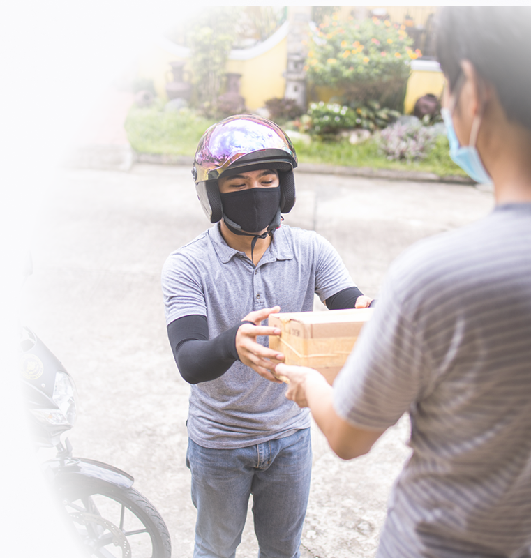 Kurir menyerahkan paket ke pelanggan